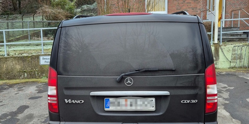 POL-HM: Polizei sucht Zeugen nach Unfallflucht - Pkw beschädigt - Foto: presseportal.de