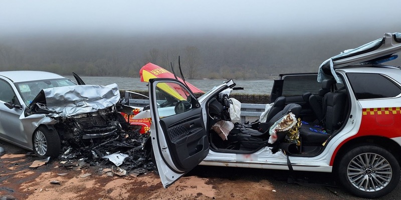 FW Rheingau-Taunus: Schwerer Frontalzusammenstoß auf B42 bei Rüdesheim - Feuerwehrmann in Einsatzfahrzeug beteiligt - Foto: presseportal.de