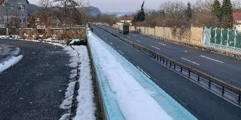 POL-GÖ: (27/2025) Ermittlungen wegen Gefährlichen Eingriffs in den Straßenverkehr - Unbekannte werfen Eisplatte über Sichtschutzwand der B 243. Geschoss schlägt in Windschutzscheibe ein, Fahrer unverletzt - Foto: presseportal.de