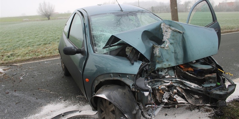 POL-COE: Lüdinghausen, Bechtrup, K23/ Auto prallt gegen Baum - Foto: presseportal.de
