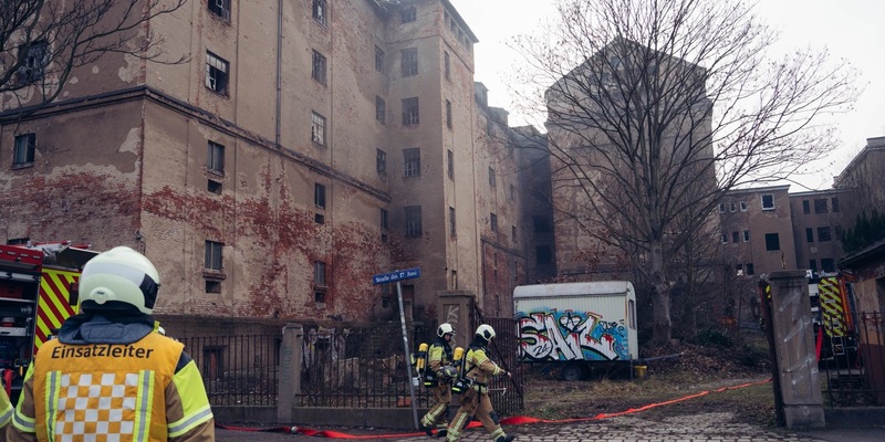FW Dresden: Brand in ehemaliger Mälzerei in Niedersedlitz - Ausbreitung erfolgreich verhindert - Foto: presseportal.de