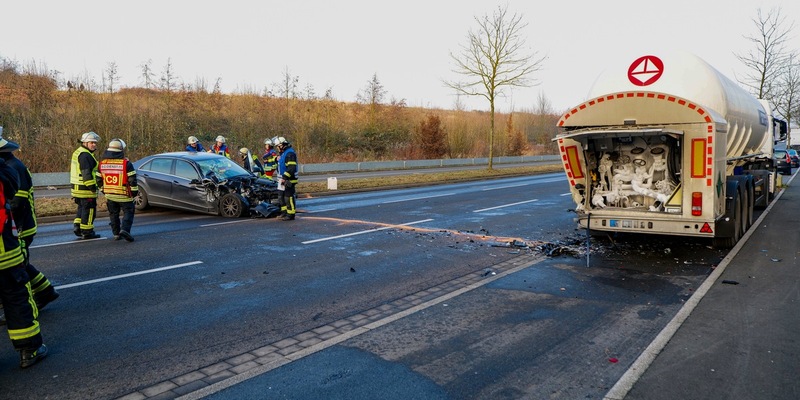 FW-DO: PKW fährt gegen geparkten Tanklastzug - Fahrerin leicht verletzt - Foto: presseportal.de