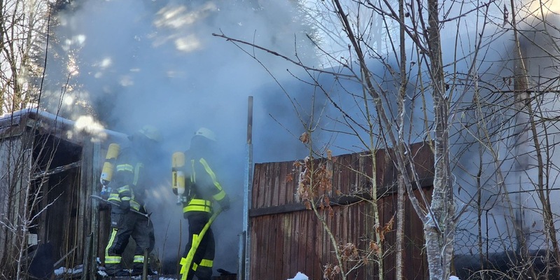 FW-AR: Brand in Gartenhütte erfolgreich gelöscht- Umfangreicher Einsatz der Feuerwehr - Foto: presseportal.de