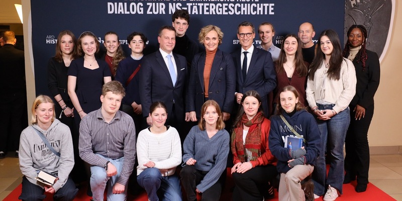 MDR und SPIEGEL TV: Wie aus jungen Männern Mörder wurden – Schülerinnen und Schüler im Dialog über Verantwortung und Erinnerung mit der Bundeskanzlerin a.D. - Foto: presseportal.de