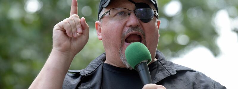 Auch der Gründer der «Oath Keepers», Stewart Rhodes, wurde nach dem Angriff zu einer langen Haftstrafe verurteilt. (Archivbild) - Foto: Susan Walsh/AP/dpa