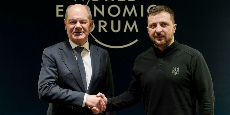 Der ukrainische Präsident Wolodymyr Selenskyj dankt Kanzler Olaf Scholz (SPD) für die bisher von Deutschland geleistete Unterstützung im Kampf gegen den russischen Angriffskrieg.  - Foto: Markus Schreiber/AP POOL/AP/dpa