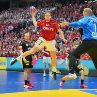 Glaubt fest an einen Sieg gegen Italien: Kapitän Johannes Golla. - Foto: Sören Stache/dpa