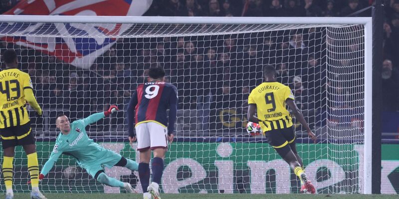 Torwart Gregor Kobel und der BVB sind am Boden. - Foto: Fabio Sasso/dpa