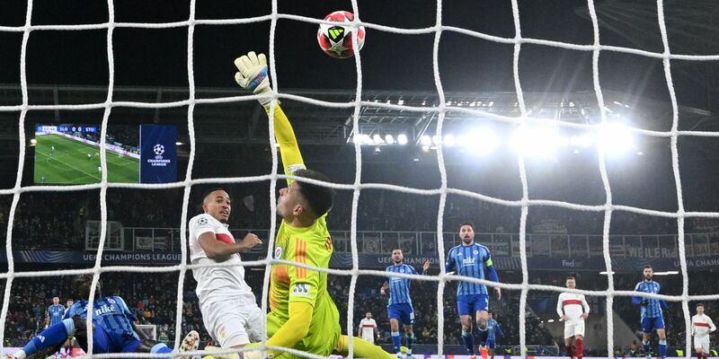 Jamie Leweling (r) und Deniz Undav freuen sich über das Tor zum 2:0. - Foto: Marijan Murat/dpa