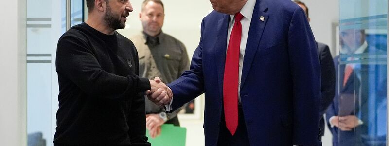 Trump zeigt sich offen für Verhandlungen, Selenskyj hofft auf seine Hilfe. (Archivbild) - Foto: Julia Demaree Nikhinson/AP/dpa