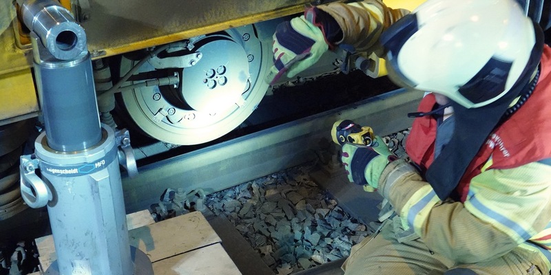 FW Dresden: Straßenbahnentgleisung auf der Königsbrücker Straße: Erfolgreiche Bergung ohne Verletzte - Foto: presseportal.de