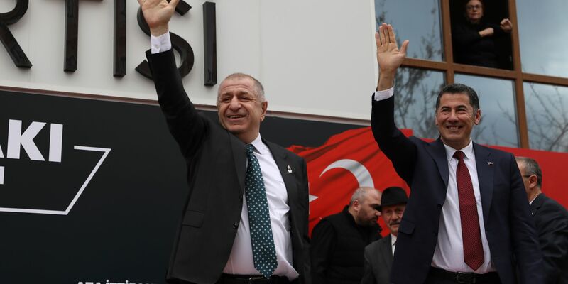 Ümit Özdag (links) während einer Wahlveranstaltung 2023. (Archivbild) - Foto: Burhan Ozbilici/AP