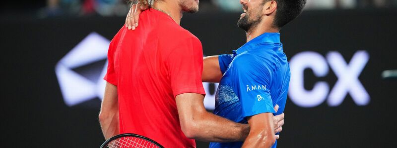 Verstehen sich gut: Die Tennisstars Alexander Zverev (l) und Novak Djokovic - Foto: Vincent Thian/AP/dpa