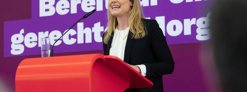 Clara Bünger, Bundestagsabgeordnete der Gruppe Die Linke, beschäftigt sich seit Jahren mit Flüchtlingspolitik. - Foto: Jürgen Lösel/dpa