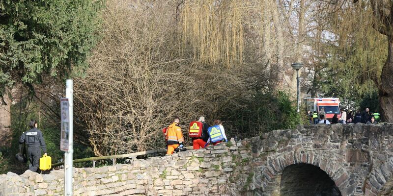 Rettungsdienste sind im Einsatz. - Foto: Ralf Hettler/dpa