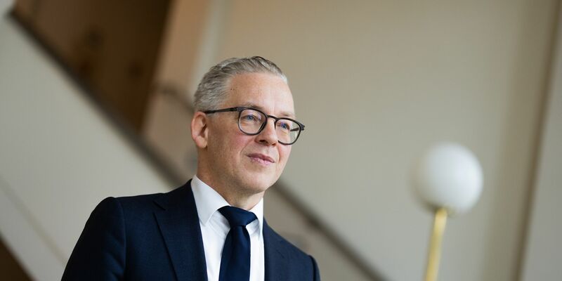 NRW-Justizminister Benjamin Limbach (Grüne, links) und Oberstaatsanwalt Tim Engel wollen Cum-Ex-Steuerbetrügern an den Kragen. - Foto: Rolf Vennenbernd/dpa