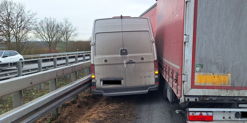 FW Sonsbeck: LKW-Unfall auf der A57 - Foto: presseportal.de
