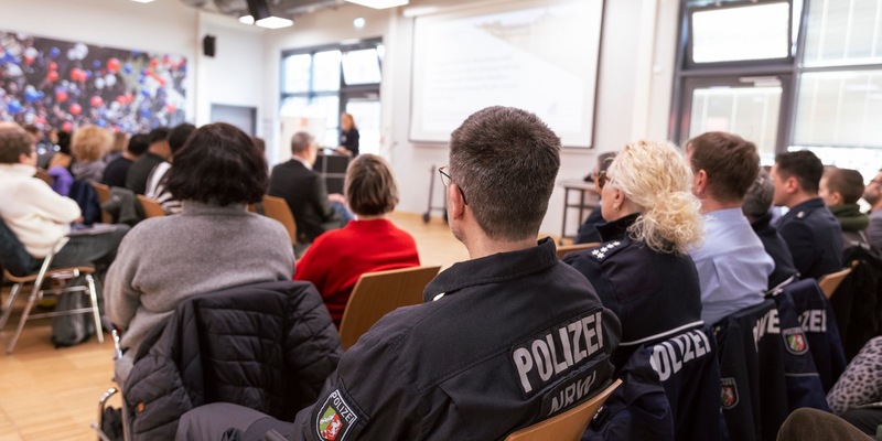 POL-RE: Recklinghausen: Mit Prominenz gegen Hass und Hetze - Prof. Dr. Khorchide bei Veranstaltung von Polizei und Schulen - Foto: presseportal.de