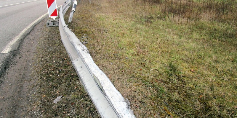 POL-PPWP: Wer hat die Schutzplanken demoliert? - Foto: presseportal.de