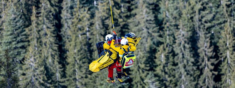 Der Österreicher Felix Hacker wurde nach einem Trainingssturz in Kitzbühel per Hubschrauber geborgen. - Foto: Expa/Johann Groder/APA/dpa