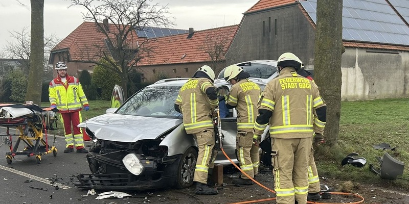 Feuerwehr Goch: Verkehrsunfall in Nierswalde und Rauchentwicklung in Pfalzdorf - Foto: presseportal.de