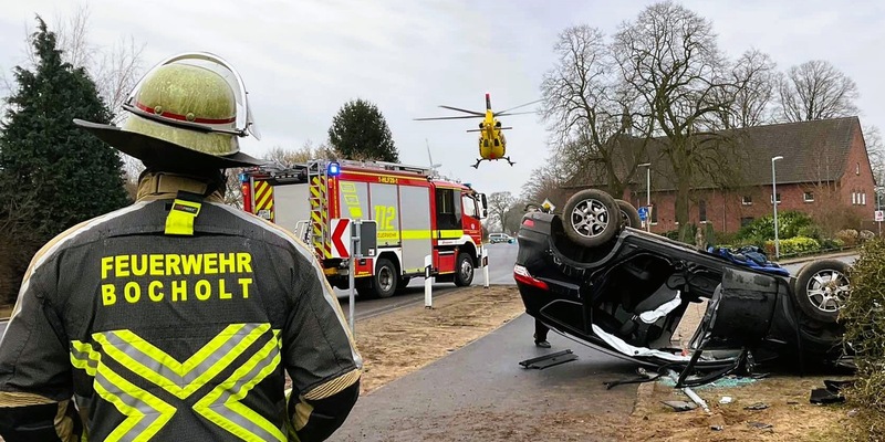 FW Bocholt: Feuerwehr Bocholt befreit Fahrer nach Verkehrsunfall auf der Werther Straße - Foto: presseportal.de
