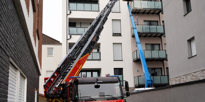 FW Bocholt: Feuerwehr Bocholt rettet zwei Personen aus defektem Hubsteiger - Foto: presseportal.de