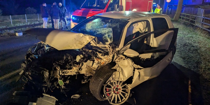 FW-KLE: Verkehrsunfall: PKW prallt gegen Baum - Foto: presseportal.de