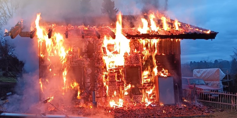 FW Pforzheim: Vollbrand eines Wohngebäudes - Foto: presseportal.de