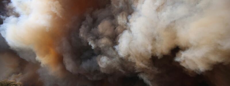 Riesige Rauchwolken liegen über der Brandzone.  - Foto: Ethan Swope/FR171736 AP/AP/dpa