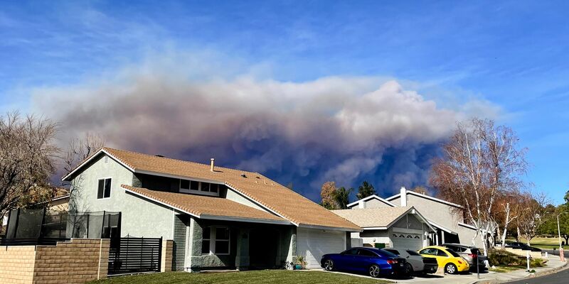 Feuerwehrleute kämpfen mit der Hitze und dem unwegsamen Gelände. - Foto: Marcio Jose Sanchez/AP/dpa