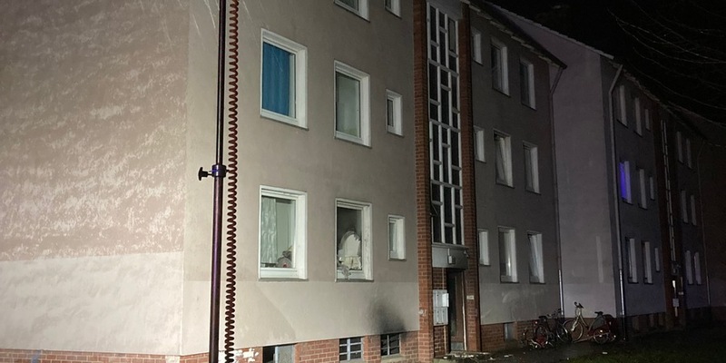 FW Minden: Brand in einem Keller eines Mehrfamilienhauses im Ortsteil Bärenkämpen hält Mindener Feuerwehr nächtlich auf Trab. - Foto: presseportal.de