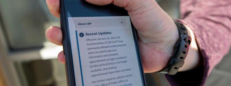Die App der US-Einwanderungsbehörde zeigt an, dass Asyl-Termine storniert wurden. - Foto: Andres Leighton/FR171260 AP/dpa