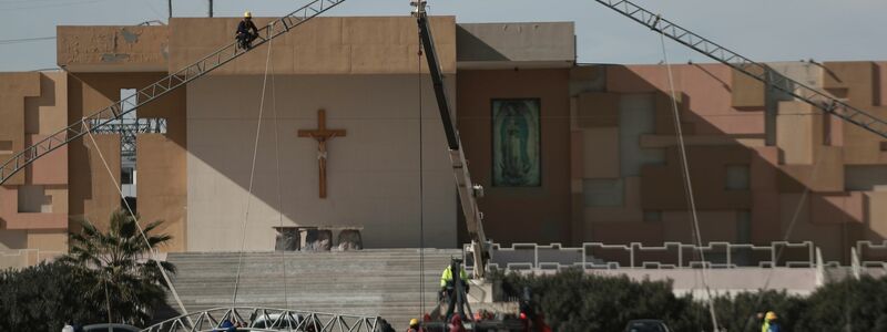 In Mexiko werden entlang der Grenze zu den USA bereits Zelte errichtet, in denen Schutzsuchende unterkommen sollen. - Foto: Christian Chavez/AP/dpa