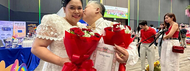 Zahlreiche Paare kamen zu einer Massenhochzeit ins Einkaufszentrum Siam Paragon in Bangkok. - Foto: Carola Frentzen/dpa