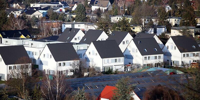 Einfamilienhaussiedlung mit Solarpark (Archiv) - Foto: über dts Nachrichtenagentur