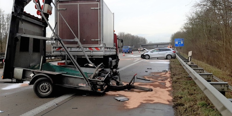 POL-CUX: Schwerer Verkehrsunfall auf der BAB27 - PKW-Fahrer erleidet medizinischen Notfall und kollidiert mit Sicherungsanhänger einer Tagesbaustelle (Foto im Anhang) - Foto: presseportal.de