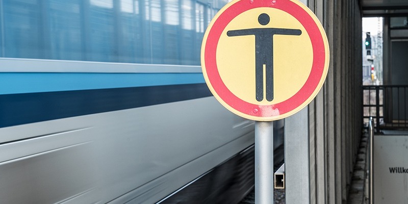 BPOLI EF: Mann behindert Zug an Weiterfahrt - Foto: presseportal.de