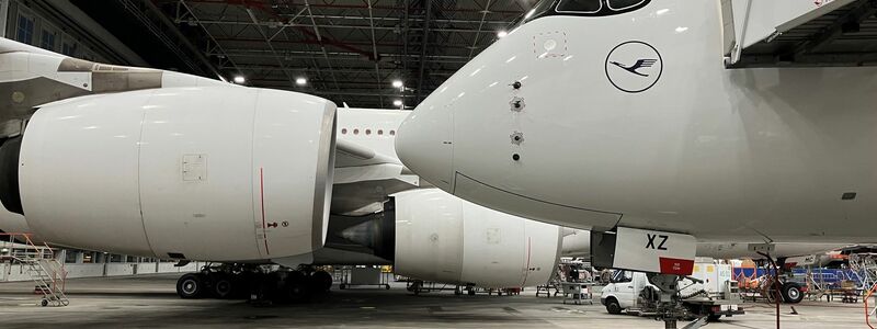 Der neueste Airbus A 350/900 der Lufthansa steht kurz vor seinem kommerziellen Erstflug im riesigen Wartungshangar der Lufthansa am Münchner Flughafen. Im Hintergrund steht ein Airbus A380. - Foto: Carsten Hoefer/dpa