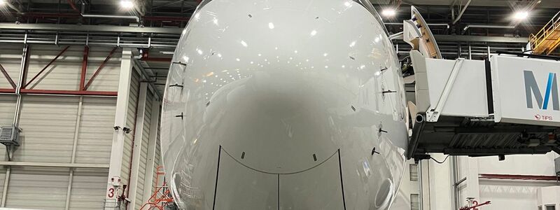 Die Nase eines auf den Namen Solingen getauften neuen Airbus A350 der Lufthansa im Wartungshangar am Münchner Flughafen. Die Maschine sollte nach der letzten Überprüfung durch die Techniker zu ihrem ersten kommerziellen Flug mit Passagieren an Bord nach Indien starten.  - Foto: Carsten Hoefer/dpa