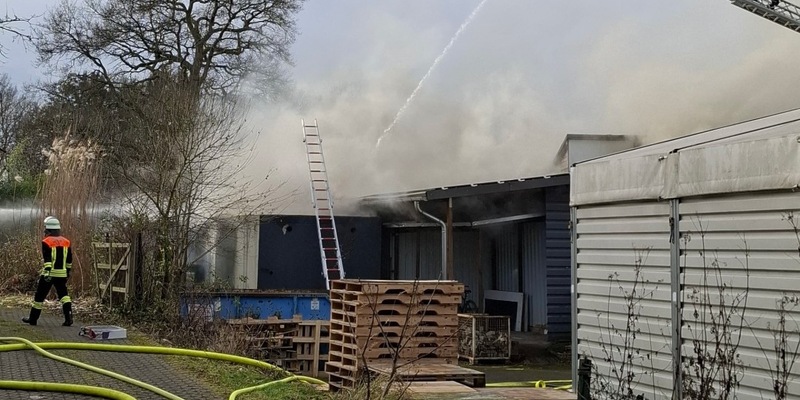 FW Rösrath: Brand in Gewerbehalle - Massive Rauchentwicklung weithin sichtbar - Foto: presseportal.de