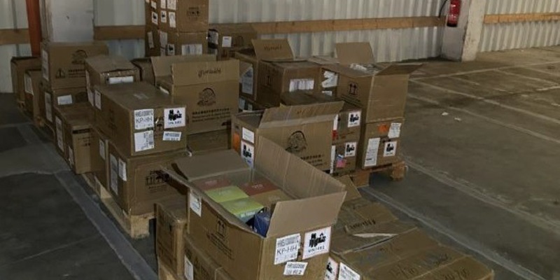 ZOLL-E: Zollfahndung Essen - Schlag gegen Handel mit illegalen E-Zigaretten - 50 Europaletten mit illegalen E-Zigaretten sichergestellt - Foto: presseportal.de