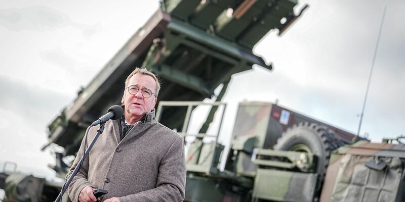 Soldaten der Bundeswehr verladen Raketen für das Flugabwehrsystem Patriot, das nun vorübergehend im polnischen Rzeszow stationiert wird. (Foto aktuell) - Foto: Kay Nietfeld/dpa