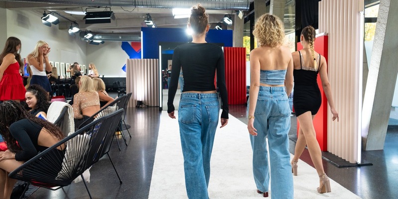 Blick durchs Schlüsselloch. Germany's Next Topmodel Stories läuft ab Februar auf Joyn - Foto: Joyn/Daniel Graf, presseportal.de