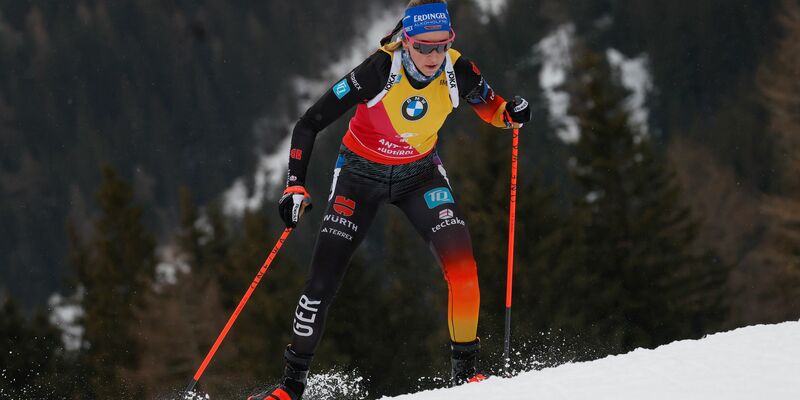 Franziska Preuß steht erneut auf dem Podest. - Foto: Alessandro Trovati/AP/dpa