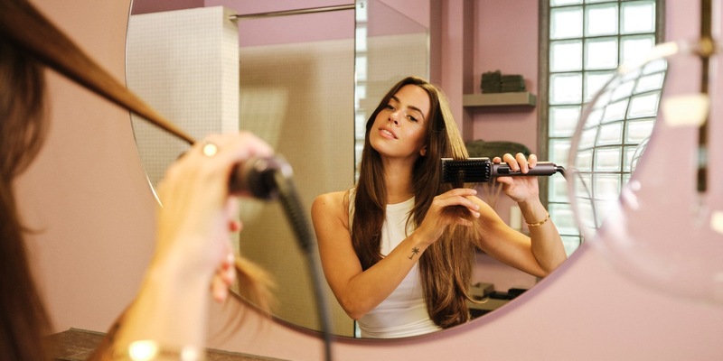 Treat yourself well! / Mit der neuen LIFE Glättbürste HB1 erweitert MEDION sein Haircare-Portfolio und lässt erneut die Grenzen zwischen Styling und Selfcare verschwimmen - Foto: presseportal.de