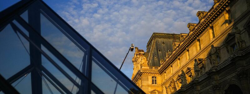 Laut der Louvre-Chefin ist die berühmte Glaspyramide des Museums «strukturell überholt». - Foto: Dimitar Dilkoff/AFP/dpa