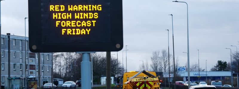 In Erwartung des Sturms Éowyn sind in Irland und Teilen des Vereinigten Königreichs für Freitag hohe Warnstufen für Wind ausgegeben worden. - Foto: Andrew Milligan/PA Wire/dpa