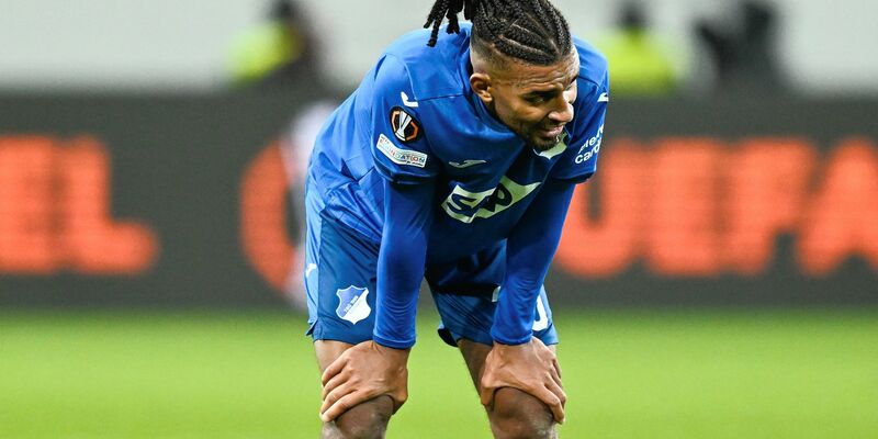 Treffsicher: Darts-Fan James Maddison bejubelt das frühe Führungstor. - Foto: Uwe Anspach/dpa