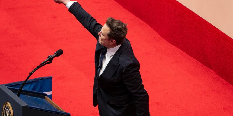 Mit dieser Geste hat Musk am Tag von Trumps Amtseinführung für Empörung gesorgt. (Archivbild)  - Foto: K.C. Alfred/San Diego U-T/ZUMA Press Wire/dpa